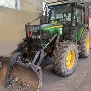 foto lesní JohnDeere 5820M naviják rampovač 4x4 traktor